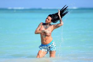 NSFW-Jemma-Lucy-profite-de-ses-vacances-seins-nus-13.thumb.jpg.6ec7f5141fd6fb2564451c2a46c10095.jpg