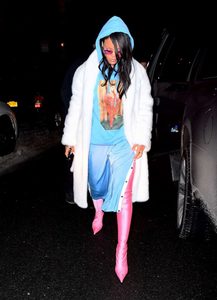 Rihanna--Out-and-about-in-New-York--11-662x913.jpg