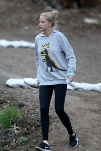 abby-champion-out-for-a-hike-with-her-boyfriend-in-los-angeles-01-04-2017_11.thumb.jpg.4fbe34e4a7cf439ddb12683e3a7dae58.jpg