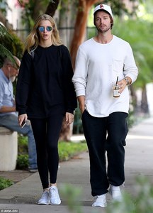 abby-champion-out-for-a-hike-with-her-boyfriend-in-los-angeles-01-04-2017_11.thumb.jpg.97eb45823a10e357db95574b69023cf5.jpg