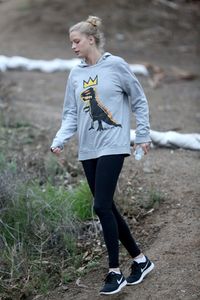 abby-champion-out-for-a-hike-with-her-boyfriend-in-los-angeles-01-04-2017_12.thumb.jpg.5a448491bd5c643f3b6e7acd976f1720.jpg
