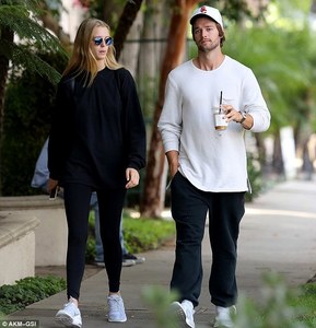 abby-champion-out-for-a-hike-with-her-boyfriend-in-los-angeles-01-04-2017_12.thumb.jpg.ae4d4e9a3f5b8383c4cfe81067052f3a.jpg