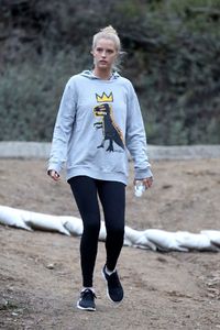 abby-champion-out-for-a-hike-with-her-boyfriend-in-los-angeles-01-04-2017_2.thumb.jpg.98350113b736aee90004e8cd29e7a8e9.jpg