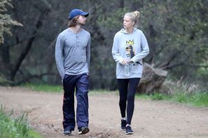 abby-champion-out-for-a-hike-with-her-boyfriend-in-los-angeles-01-04-2017_3.thumb.jpg.194ab40bf1366485b4e6d40ef409ad48.jpg