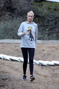 abby-champion-out-for-a-hike-with-her-boyfriend-in-los-angeles-01-04-2017_4.thumb.jpg.a3dd1388524a5f38a731d3173f3c600f.jpg