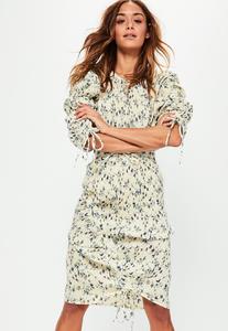 cream-printed-ruched-side-crinkle-midi-skirt.thumb.jpg.4e05bcab2d805261ddd2202f9df0b25d.jpg