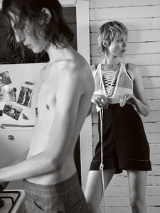edie-campbell-by-josh-olins-for-vogue-uk-march-2015_10_poses_moda.jpg