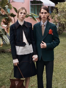 edie-campbell-by-josh-olins-for-vogue-uk-march-2015_4_poses_moda.jpg
