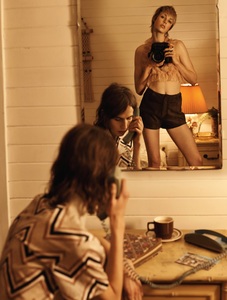 edie-campbell-by-josh-olins-for-vogue-uk-march-2015_5_poses_moda.jpg