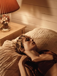 edie-campbell-by-josh-olins-for-vogue-uk-march-2015_6_poses_moda.jpg