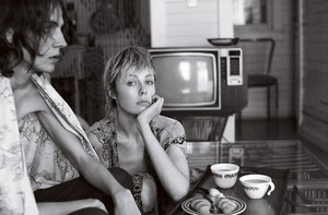 edie-campbell-by-josh-olins-for-vogue-uk-march-2015_8_poses_moda.jpg