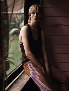 edie-campbell-by-josh-olins-for-vogue-uk-march-2015_9_poses_moda.jpg