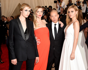edie_met_gala_4may15_hugoboss_1.thumb.jpg.b22ba7bdaa4b674b58d4f68f9cafcfea.jpg