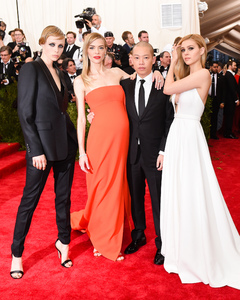edie_met_gala_4may15_hugoboss_2.thumb.jpg.30ed942af217ffa82c9aa5c035874da9.jpg