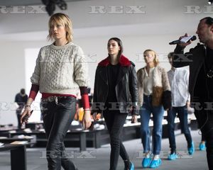 edie_michael_kors_aw17_15feb17_rexfeatures_1.thumb.jpg.ec0b7064c4e60d659ef88a4c935ad87e.jpg