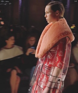 edie_miu_miu_aw17_vogueparis.thumb.jpg.b08eb8b160f73e60700caecb1c72a552.jpg