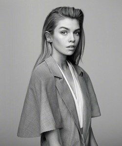 harpers-bazaar-spain-april-2017-stella-maxwell-by-thomas-whiteside-p04.jpg