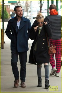 kate-hudson-and-new-boyfriend-danny-fujikawa-bundle-up-in-nyc-01.jpg