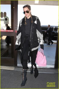 khloe-kardashian-lax-kourtney-shopping-01.jpg