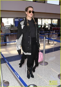 khloe-kardashian-lax-kourtney-shopping-02.jpg