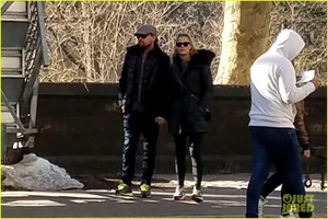 leonardo-dicaprio-nina-agdal-hold-hands-during-central-park-stroll-02.jpg