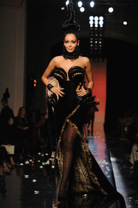 nabilla-sur-le-defile-jean-paul-gaultier-46552_w1000.jpg