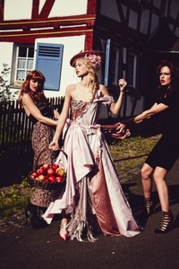 nixi-magazine-cinderella-ellen-von-unwerth-zeit-magazin-2015-05-e1434035165662.thumb.jpg.f53e3c9b9be532b7791afbcd2bbe1741.jpg