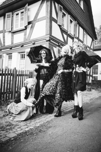 nixi-magazine-cinderella-ellen-von-unwerth-zeit-magazin-2015-16-e1434035450733.thumb.jpg.a06dce95ed9ee3b103ed424eef810b5d.jpg