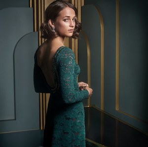 oscars-2017-portrait-studio-mark-seliger-alicia-vikander.thumb.jpg.1eb2e30da3f30a5e3e1b070b7d8327a2.jpg