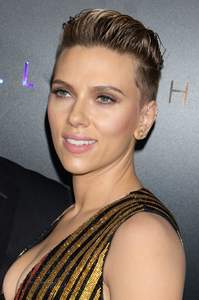 scarjo300317Image13.jpg