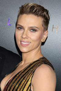 scarjo300317Image15.jpg