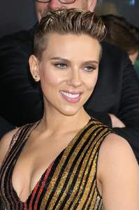 scarjo300317Image16.jpg