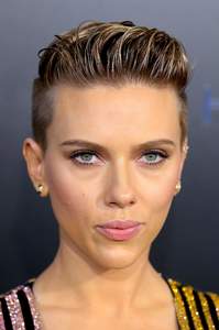 scarjo300317Image3.jpg