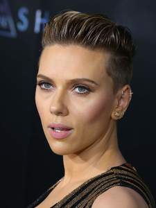 scarjo300317Image5.jpg