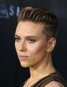 scarjo300317Image8.jpg