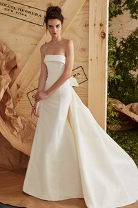 09-carolina-herrera-bridal-spring-2017.thumb.jpg.ab81a43709105c985987c36c6a2ec0e1.jpg