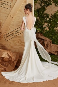 11-carolina-herrera-bridal-spring-2017.thumb.jpg.ae2e5c9468ee6de7f78fb78716a2b772.jpg