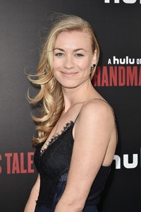 1118full-yvonne-strahovski.thumb.jpg.9135ee2f87b6f21ac85905c2ca0473e7.jpg