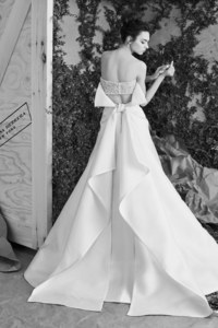 12-carolina-herrera-bridal-spring-2017.thumb.jpg.0f0b2eac90f63a9eee3c8e6c66905953.jpg