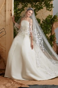 14-carolina-herrera-bridal-spring-2017.thumb.jpg.50cc117c212b0db6f0bc1b434ebaa45c.jpg