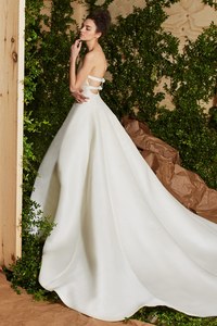 15-carolina-herrera-bridal-spring-2017.thumb.jpg.889038053b6692e60691e122883fcefa.jpg