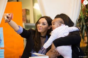 2401528-nabilla-benattia-dedicace-son-livre-tro-950x0-1.jpg