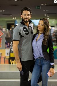 2429947-nabilla-benattia-dedicace-son-livre-tro-950x0-2.jpg