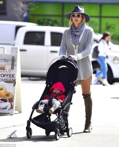 3EE957EA00000578-4377394-Hot_child_in_the_city_Candice_Swanepoel_took_her_son_Anac_out_fo-a-43_1491260278653.jpg