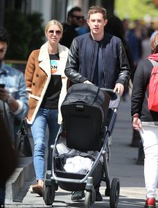 3F8D9C0800000578-4440264-Happy_families_Nicky_Hilton_and_husband_James_Rothschild_were_se-a-5_1493044261762.jpg