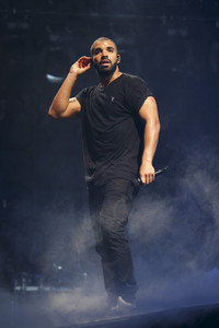 Drake+Celebrities+Attend+New+Look+Wireless+4UHyGS72sjHx.jpg