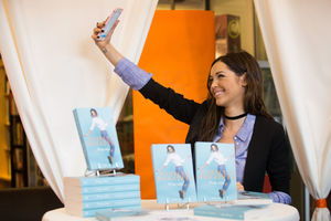 Nabilla-Benattia-dedicace-son-livre-Trop-Vite-a-la-librairie-Filigranes-a-Bruxelles-Belgique-le_exact1024x768_l+.jpg