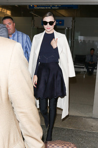 58e72b661932b_MirandaKerrisseenatLAXa-aLUBhYDmcx.thumb.jpg.9432f9131caccd737234a552fdbecd5a.jpg