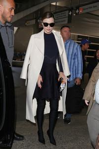 58e72c32ac052_MirandaKerrisseenatLAXkBx8BFZWzVhx.thumb.jpg.3315163e0fa3e3b339843822c147de7c.jpg