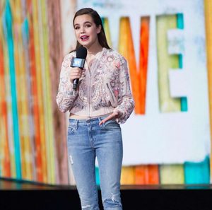 Bailee-Madison -WE-Day-New-York-at-Radio-City-Music-Hall--04-662x657.jpg